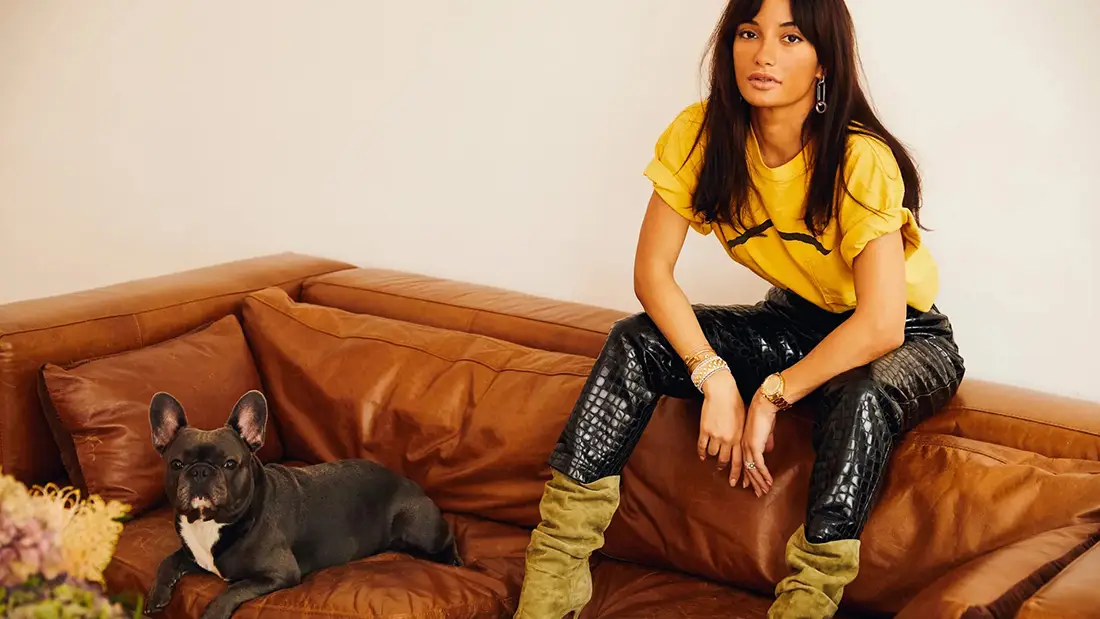 آمینا معادی در کنار سگش با تیشرت زرد